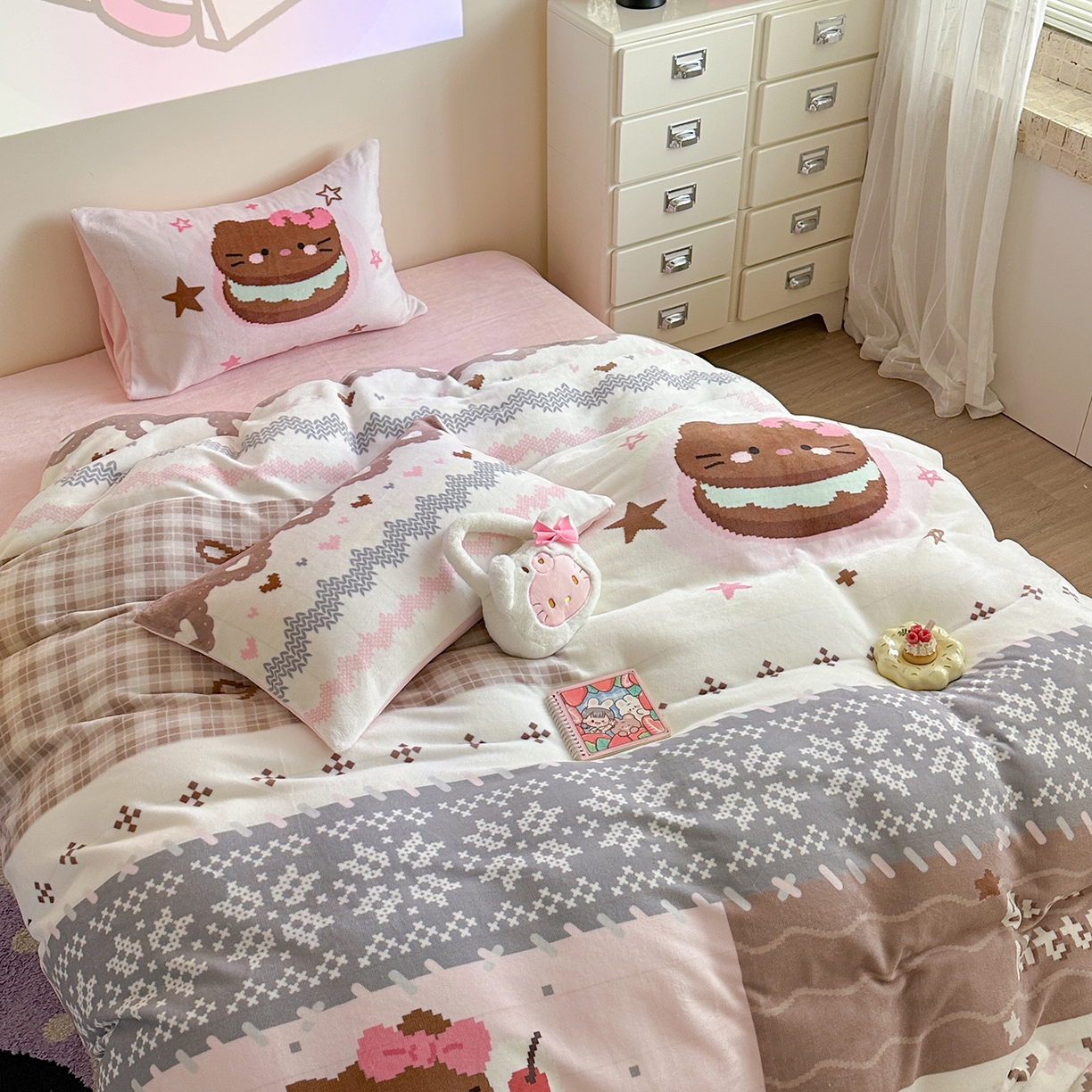 91家纺网 家纺一手货源 找家纺 美乐迪家纺 2025新款高品质大版牛奶绒四件套 费尔岛猫猫