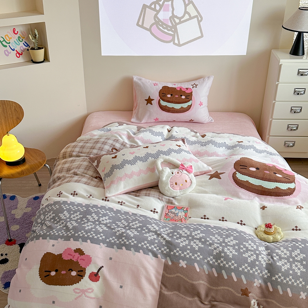 91家纺网 家纺一手货源 找家纺 美乐迪家纺 2025新款高品质大版牛奶绒四件套 费尔岛猫猫