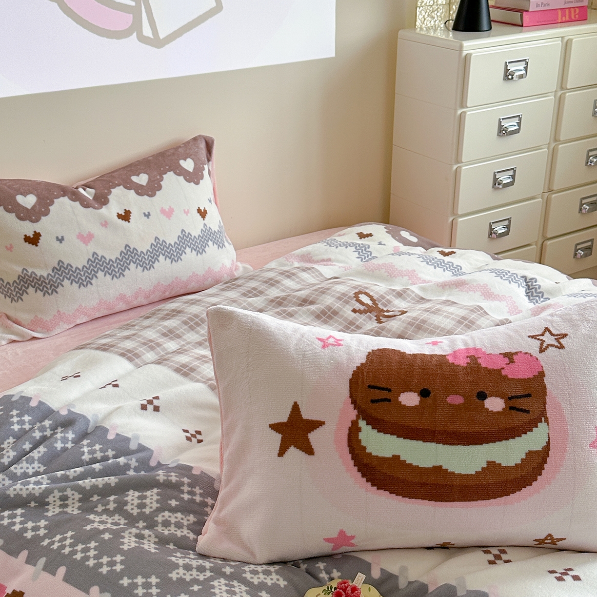 91家纺网 家纺一手货源 找家纺 美乐迪家纺 2025新款高品质大版牛奶绒四件套 费尔岛猫猫