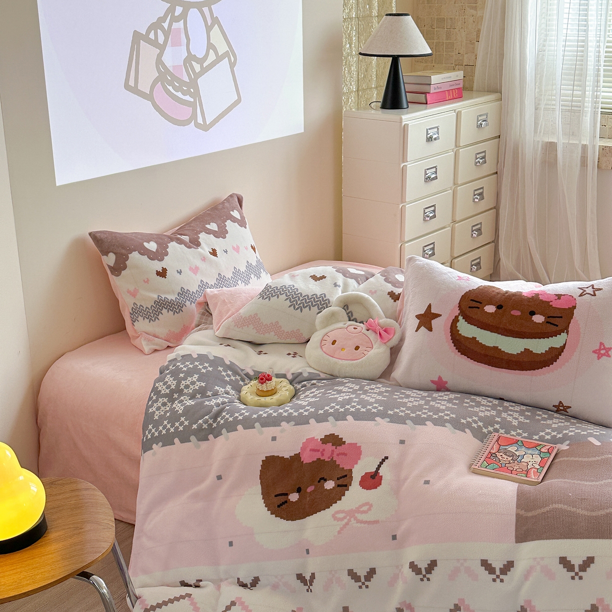 91家纺网 家纺一手货源 找家纺 美乐迪家纺 2025新款高品质大版牛奶绒四件套 费尔岛猫猫