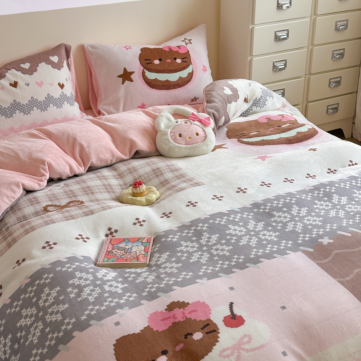 91家纺网 家纺一手货源 找家纺 美乐迪家纺 2025新款高品质大版牛奶绒四件套 费尔岛猫猫