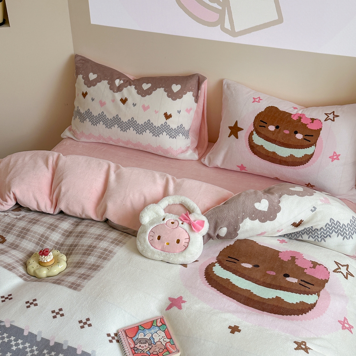 91家纺网 家纺一手货源 找家纺 美乐迪家纺 2025新款高品质大版牛奶绒四件套 费尔岛猫猫