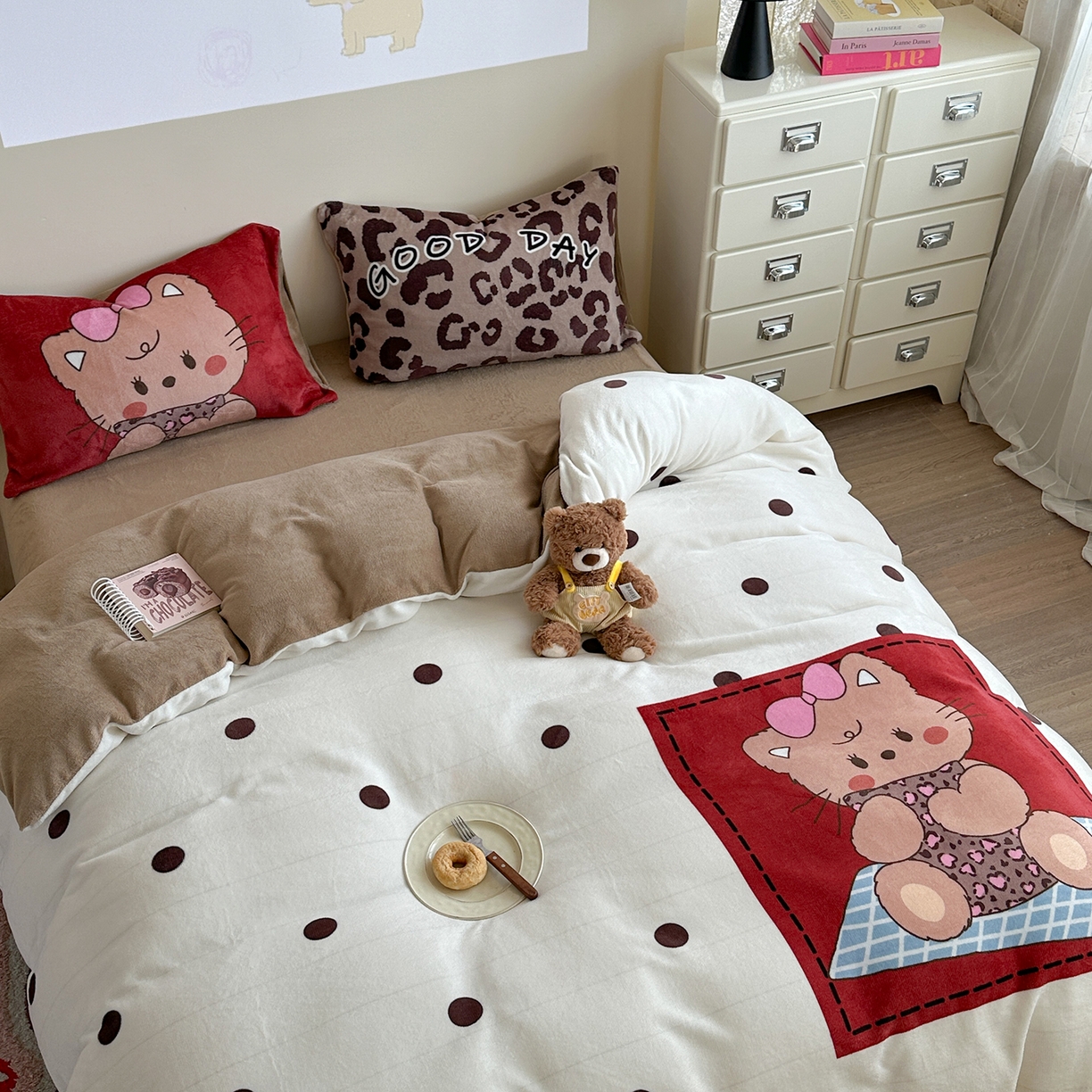 91家纺网 家纺一手货源 找家纺 美乐迪家纺 2025新款高品质大版牛奶绒四件套 波点小猫