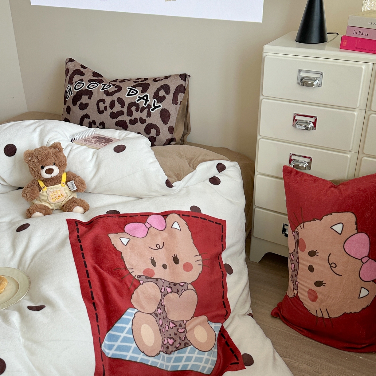 91家纺网 家纺一手货源 找家纺 美乐迪家纺 2025新款高品质大版牛奶绒四件套 波点小猫