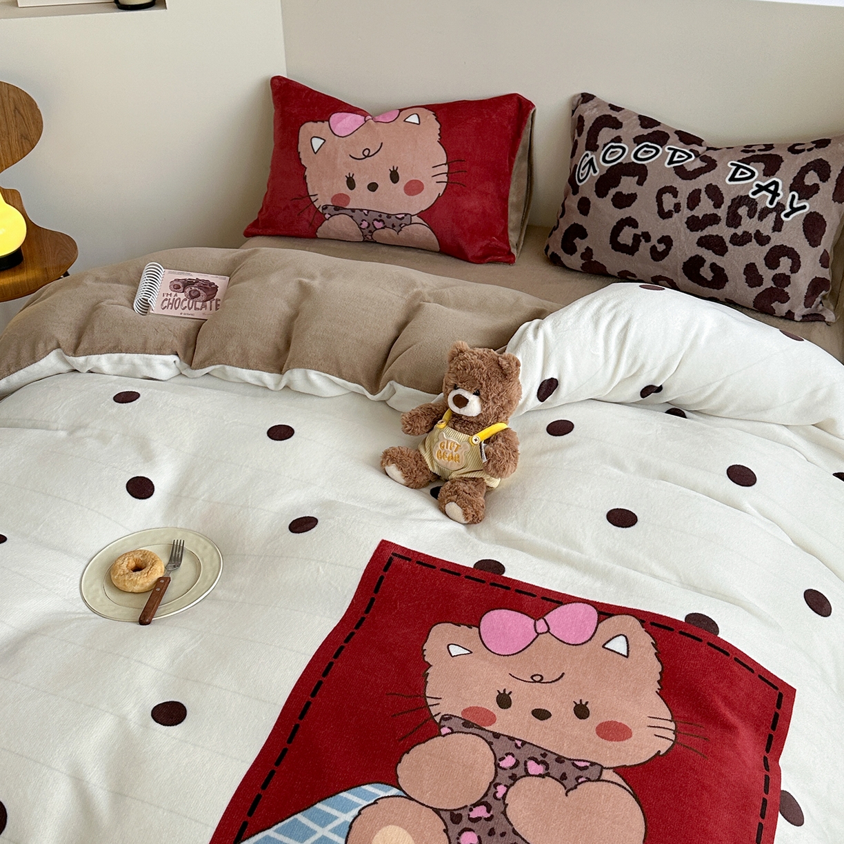 91家纺网 家纺一手货源 找家纺 美乐迪家纺 2025新款高品质大版牛奶绒四件套 波点小猫