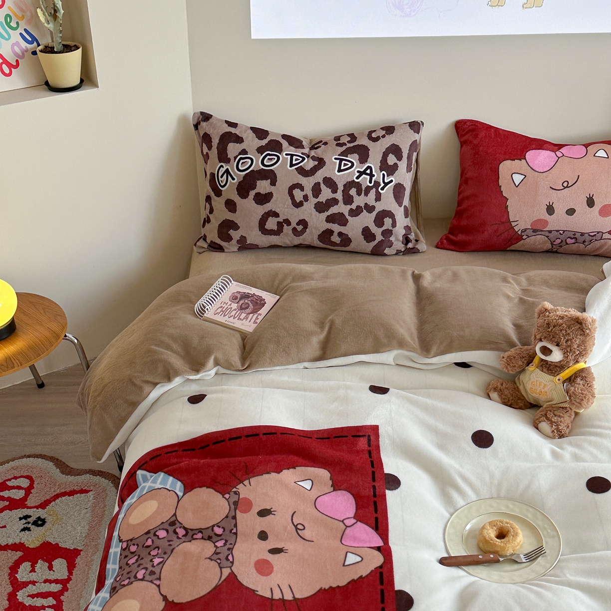 91家纺网 家纺一手货源 找家纺 美乐迪家纺 2025新款高品质大版牛奶绒四件套 波点小猫