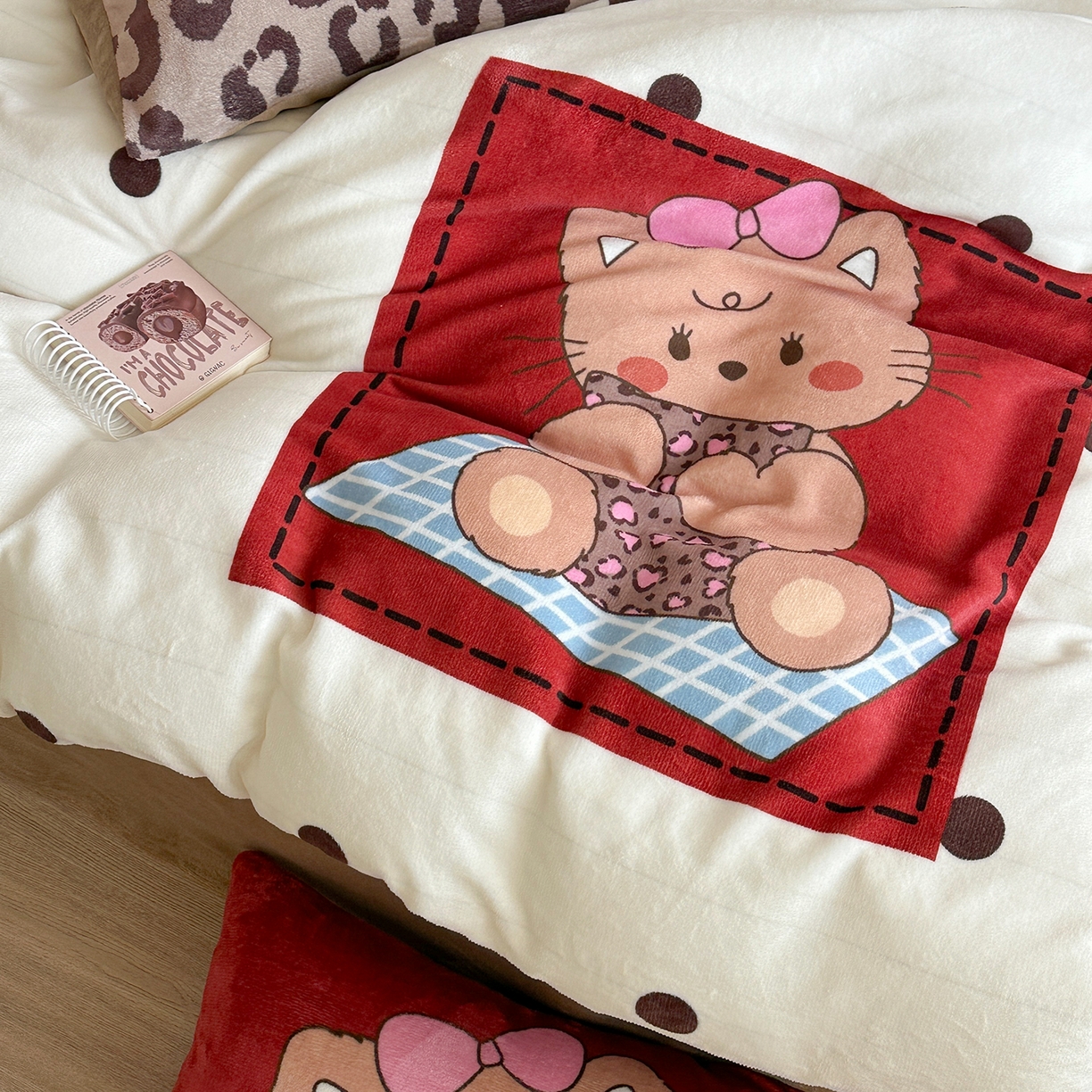 91家纺网 家纺一手货源 找家纺 美乐迪家纺 2025新款高品质大版牛奶绒四件套 波点小猫