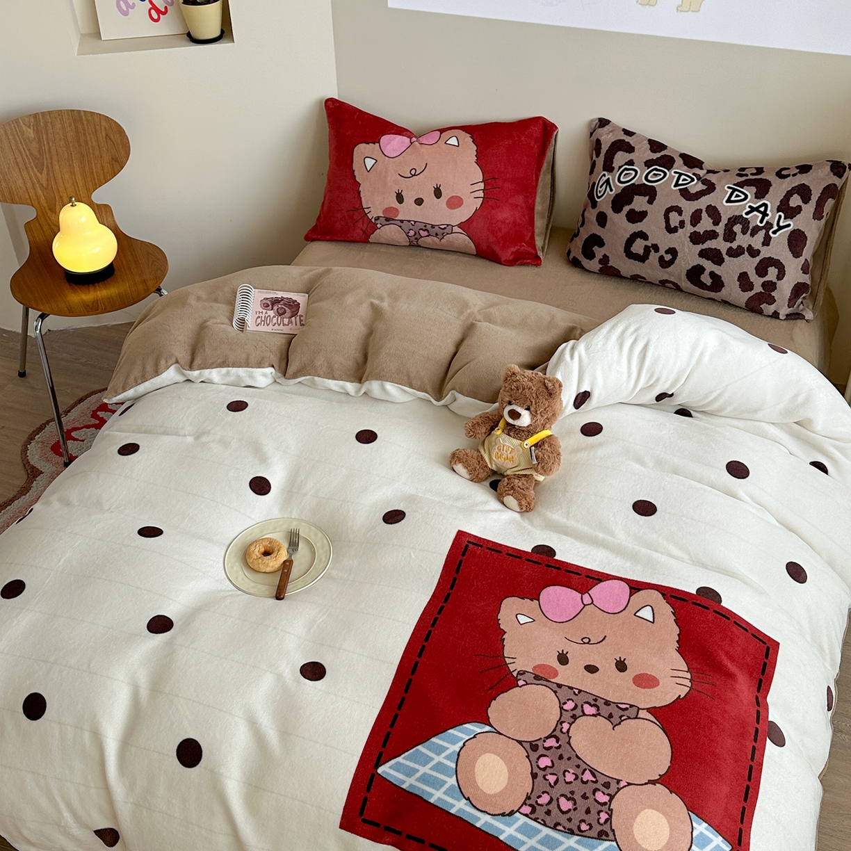 91家纺网 家纺一手货源 找家纺 美乐迪家纺 2025新款高品质大版牛奶绒四件套 波点小猫