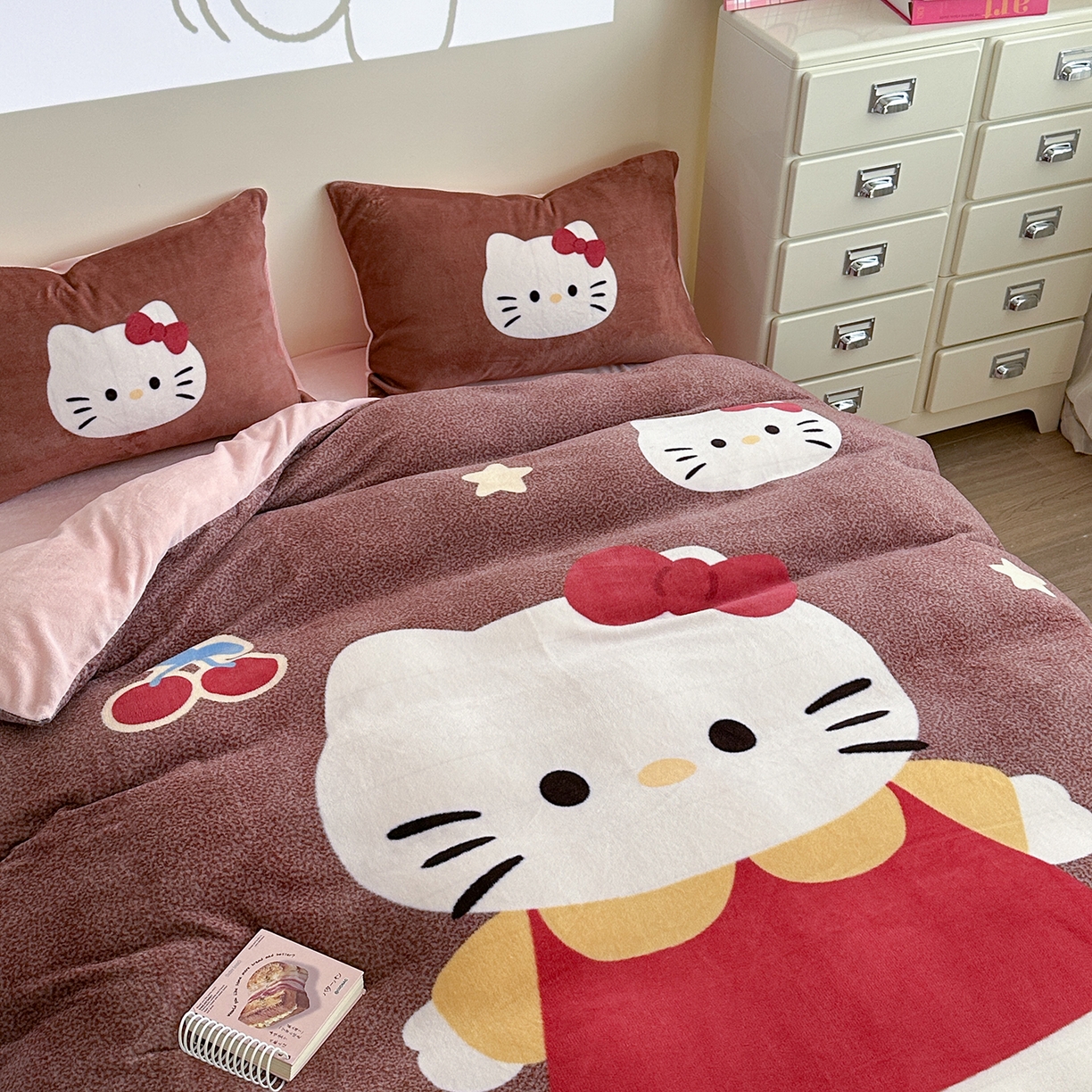 91家纺网 家纺一手货源 找家纺 美乐迪家纺 2025新款高品质大版牛奶绒四件套 大脸猫