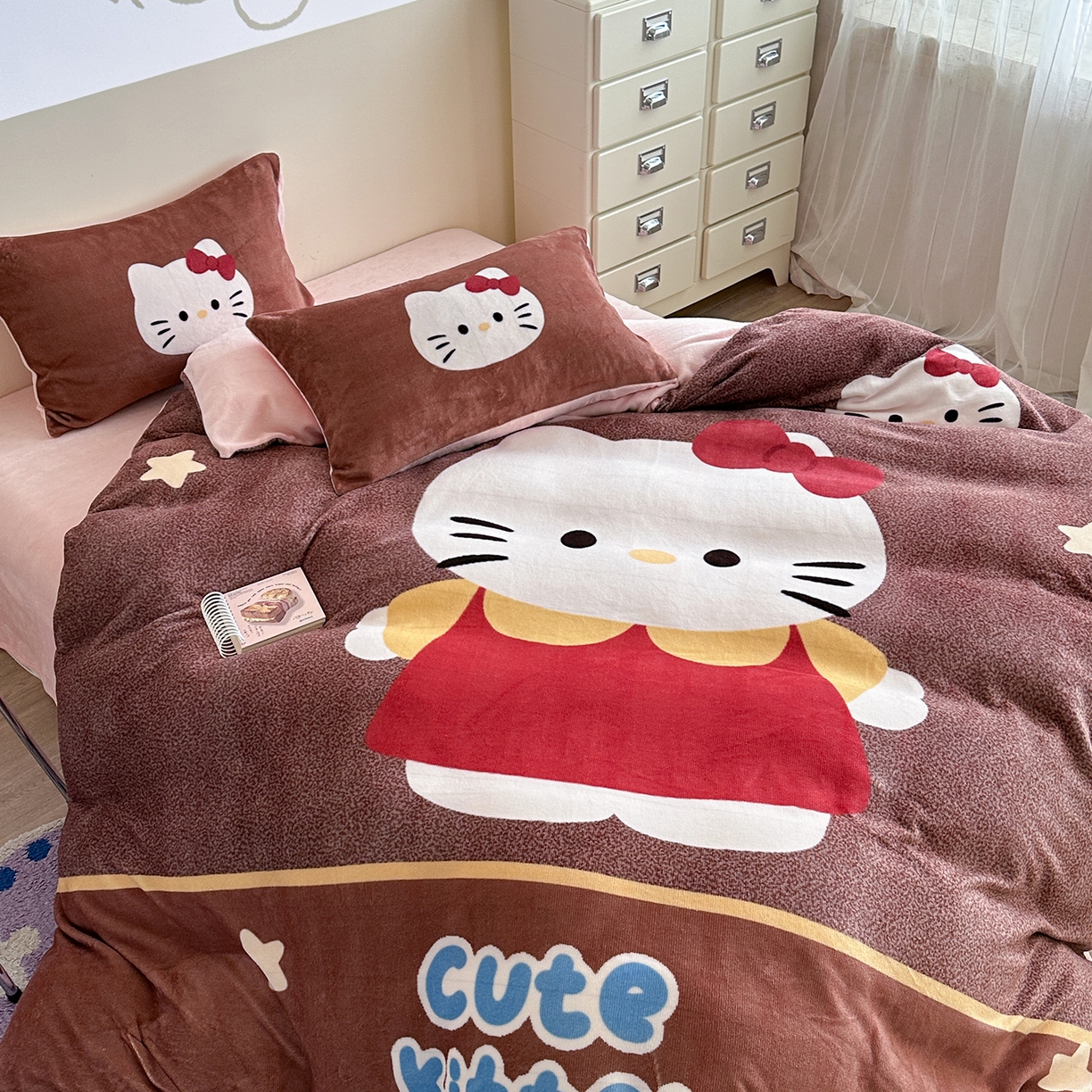 91家纺网 家纺一手货源 找家纺 美乐迪家纺 2025新款高品质大版牛奶绒四件套 大脸猫