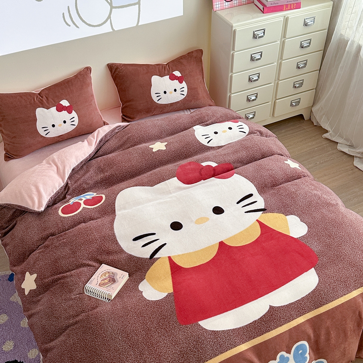 91家纺网 家纺一手货源 找家纺 美乐迪家纺 2025新款高品质大版牛奶绒四件套 大脸猫