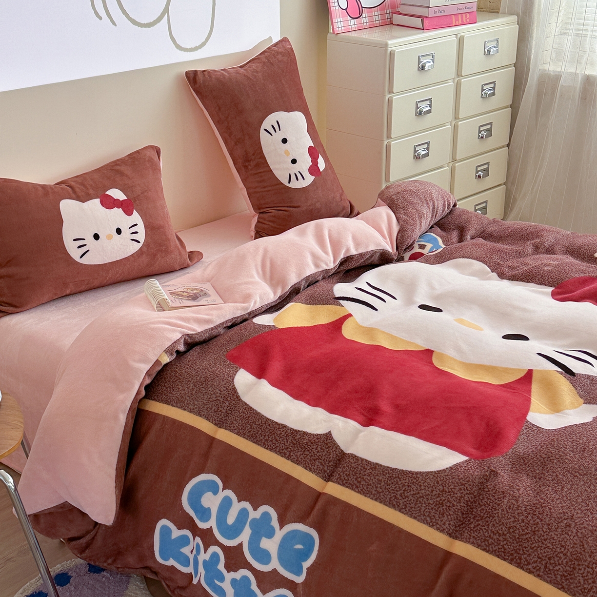 91家纺网 家纺一手货源 找家纺 美乐迪家纺 2025新款高品质大版牛奶绒四件套 大脸猫