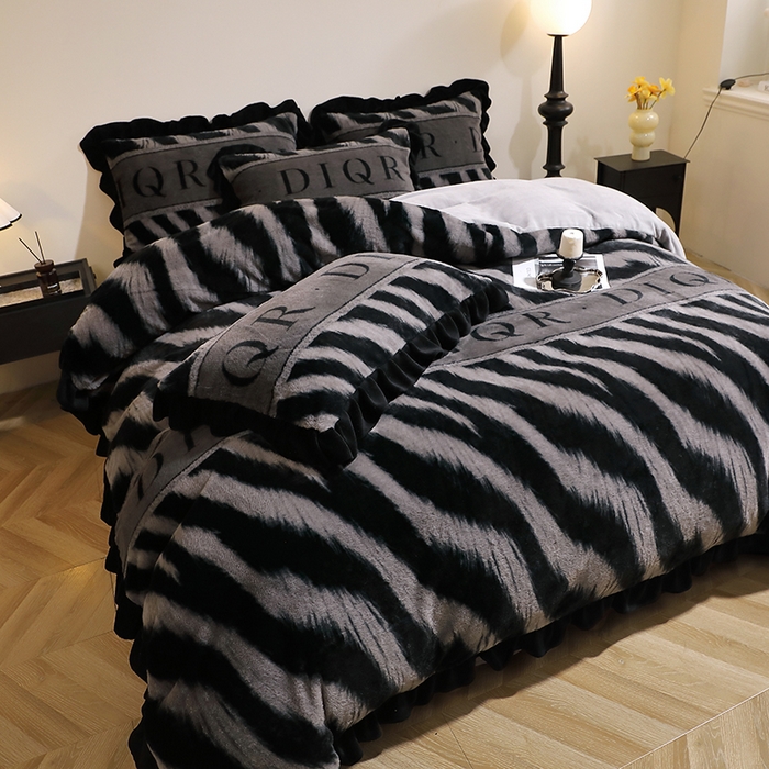 91家纺网 家纺一手货源 找家纺 席之家 2025新款韩版黑色花边美拉德系加厚皮草兔毛绒四件套 极简 灰