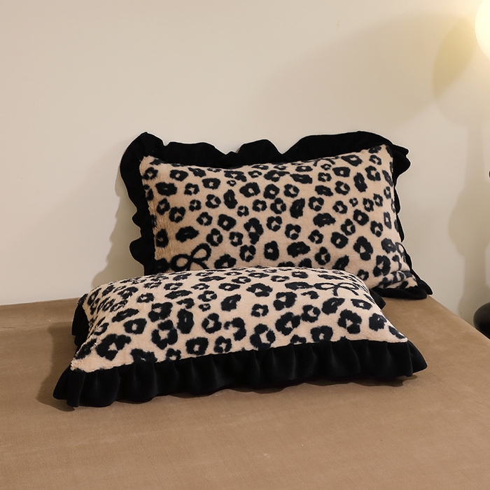 91家纺网 家纺一手货源 找家纺 席之家 2025新款韩版黑色花边美拉德系加厚皮草兔毛绒四件套 豹纹 咖