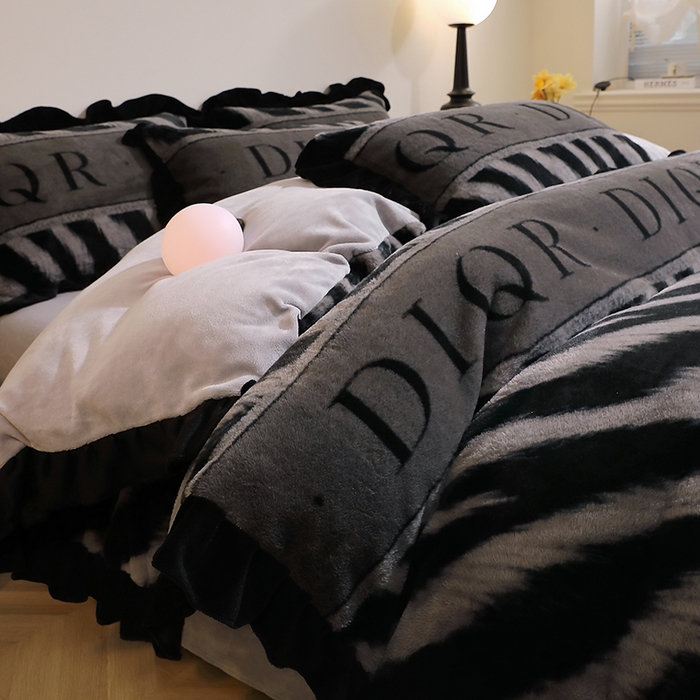 91家纺网 家纺一手货源 找家纺 席之家 2025新款韩版黑色花边美拉德系加厚皮草兔毛绒四件套 极简 灰