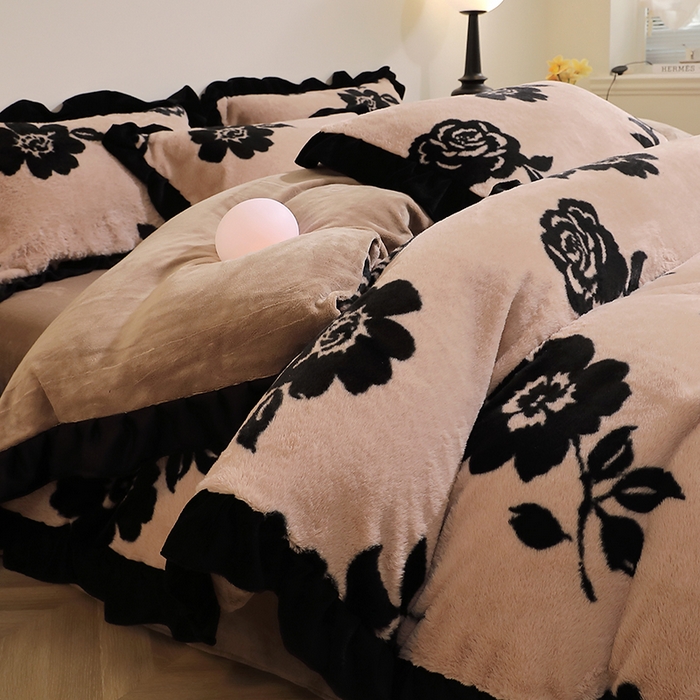 91家纺网 家纺一手货源 找家纺 席之家 2025新款韩版黑色花边美拉德系加厚皮草兔毛绒四件套 花笺