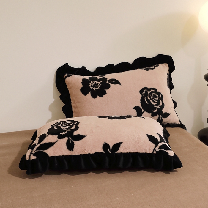 91家纺网 家纺一手货源 找家纺 席之家 2025新款韩版黑色花边美拉德系加厚皮草兔毛绒四件套 花笺