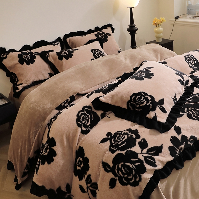 91家纺网 家纺一手货源 找家纺 席之家 2025新款韩版黑色花边美拉德系加厚皮草兔毛绒四件套 花笺