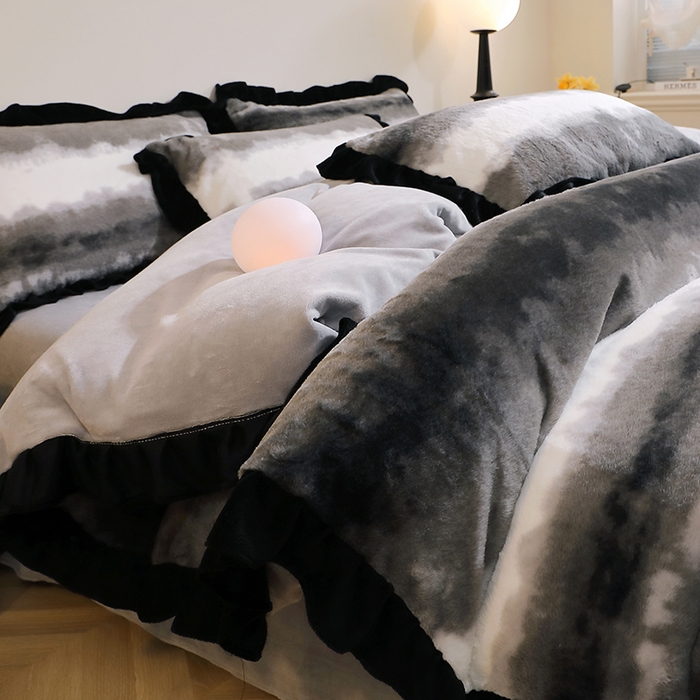 91家纺网 家纺一手货源 找家纺 席之家 2025新款韩版黑色花边美拉德系加厚皮草兔毛绒四件套 条纹