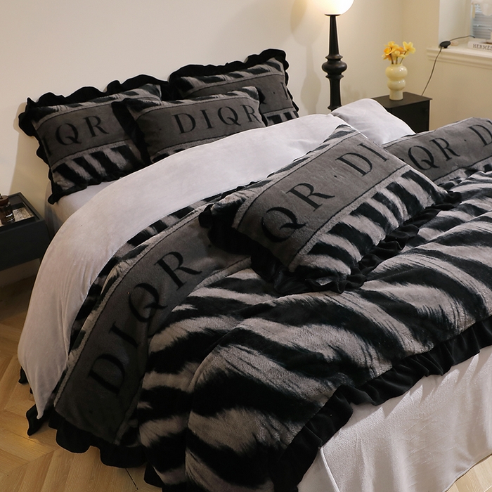 91家纺网 家纺一手货源 找家纺 席之家 2025新款韩版黑色花边美拉德系加厚皮草兔毛绒四件套 极简 灰