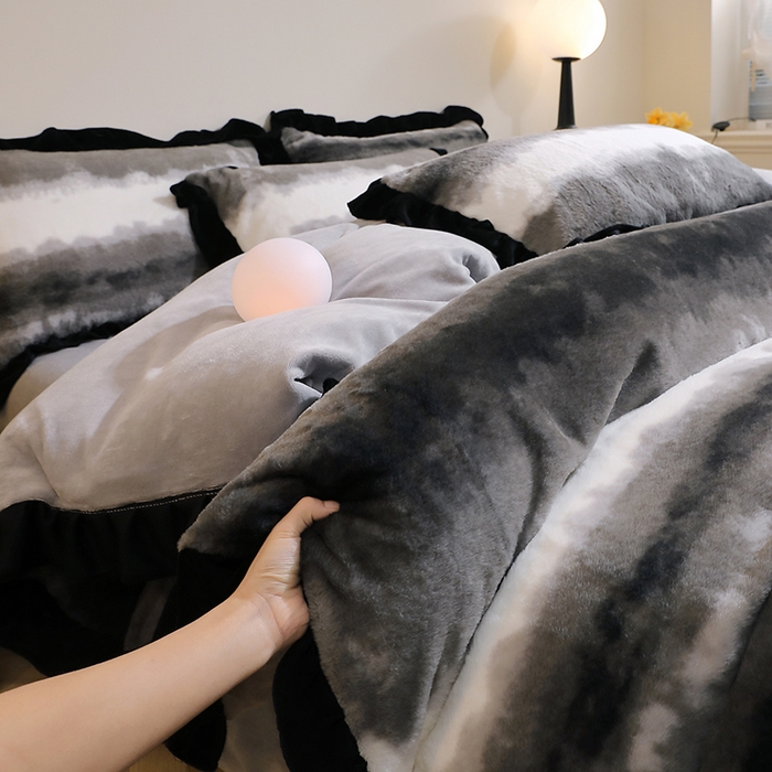 91家纺网 家纺一手货源 找家纺 席之家 2025新款韩版黑色花边美拉德系加厚皮草兔毛绒四件套 条纹