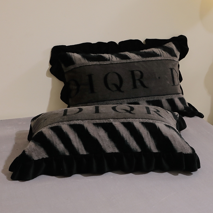 91家纺网 家纺一手货源 找家纺 席之家 2025新款韩版黑色花边美拉德系加厚皮草兔毛绒四件套 极简 灰