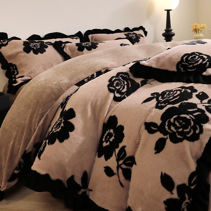 91家纺网 家纺一手货源 找家纺 席之家 2025新款韩版黑色花边美拉德系加厚皮草兔毛绒四件套 花笺