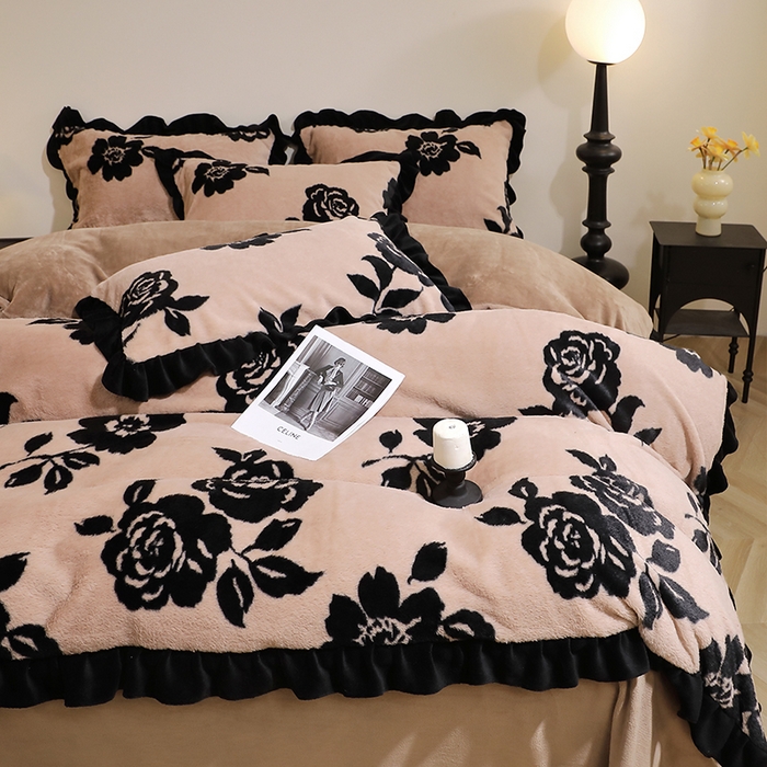 91家纺网 家纺一手货源 找家纺 席之家 2025新款韩版黑色花边美拉德系加厚皮草兔毛绒四件套 花笺