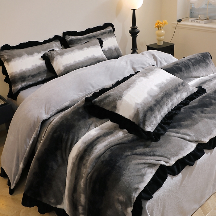 91家纺网 家纺一手货源 找家纺 席之家 2025新款韩版黑色花边美拉德系加厚皮草兔毛绒四件套 条纹