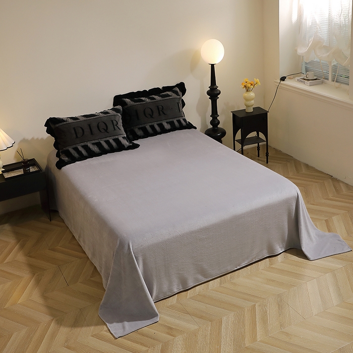 91家纺网 家纺一手货源 找家纺 席之家 2025新款韩版黑色花边美拉德系加厚皮草兔毛绒四件套 极简 灰