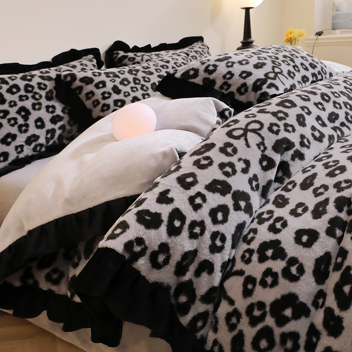 91家纺网 家纺一手货源 找家纺 席之家 2025新款韩版黑色花边美拉德系加厚皮草兔毛绒四件套 豹纹 灰