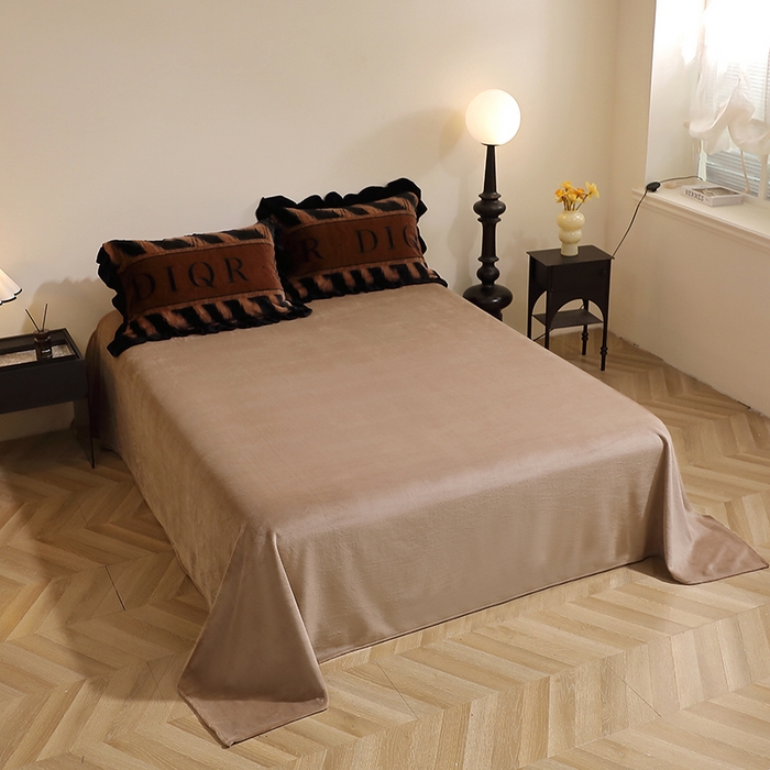 91家纺网 家纺一手货源 找家纺 席之家 2025新款韩版黑色花边美拉德系加厚皮草兔毛绒四件套 极简 咖