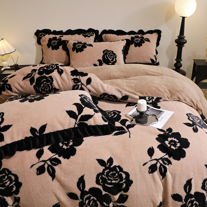 91家纺网 家纺一手货源 找家纺 席之家 2025新款韩版黑色花边美拉德系加厚皮草兔毛绒四件套 花笺