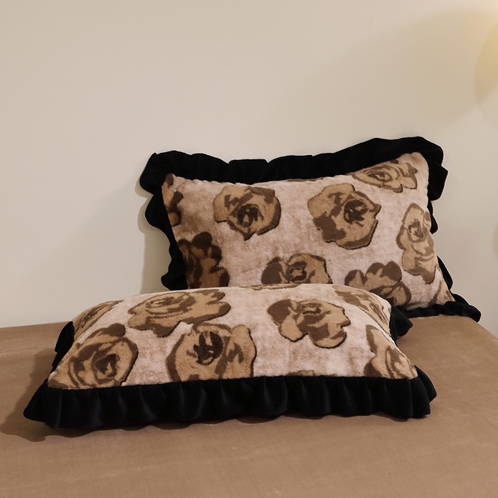 91家纺网 家纺一手货源 找家纺 席之家 2025新款韩版黑色花边美拉德系加厚皮草兔毛绒四件套 觅影