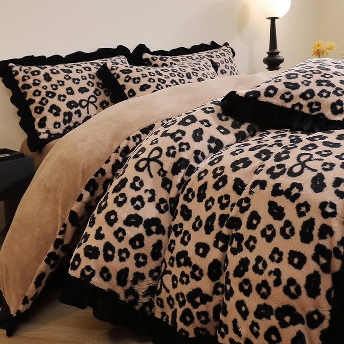 91家纺网 家纺一手货源 找家纺 席之家 2025新款韩版黑色花边美拉德系加厚皮草兔毛绒四件套 豹纹 咖