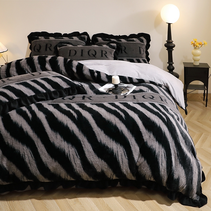 91家纺网 家纺一手货源 找家纺 席之家 2025新款韩版黑色花边美拉德系加厚皮草兔毛绒四件套 极简 灰