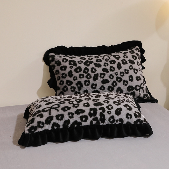 91家纺网 家纺一手货源 找家纺 席之家 2025新款韩版黑色花边美拉德系加厚皮草兔毛绒四件套 豹纹 灰