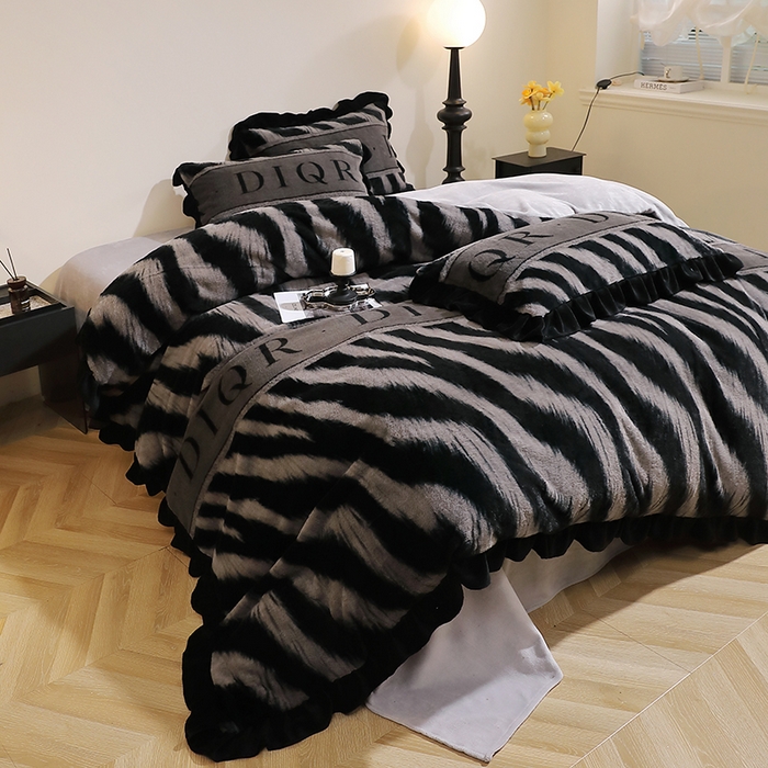 91家纺网 家纺一手货源 找家纺 席之家 2025新款韩版黑色花边美拉德系加厚皮草兔毛绒四件套 极简 灰