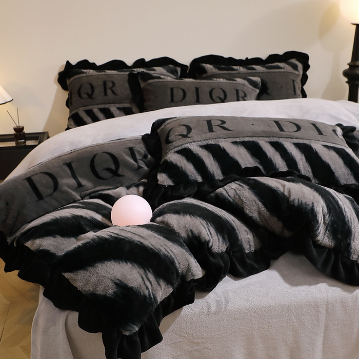 91家纺网 家纺一手货源 找家纺 席之家 2025新款韩版黑色花边美拉德系加厚皮草兔毛绒四件套 极简 灰