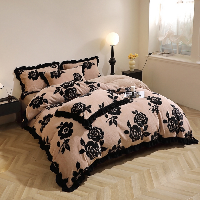 91家纺网 家纺一手货源 找家纺 席之家 2025新款韩版黑色花边美拉德系加厚皮草兔毛绒四件套 花笺