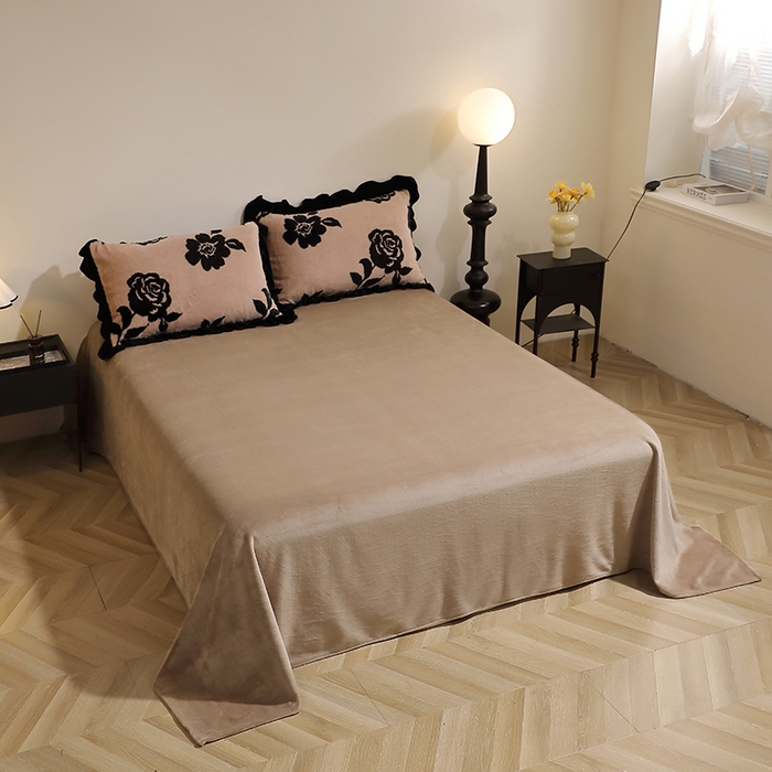 91家纺网 家纺一手货源 找家纺 席之家 2025新款韩版黑色花边美拉德系加厚皮草兔毛绒四件套 花笺