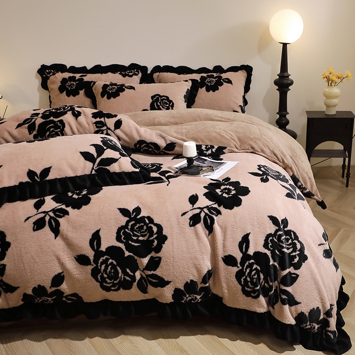 91家纺网 家纺一手货源 找家纺 席之家 2025新款韩版黑色花边美拉德系加厚皮草兔毛绒四件套 花笺