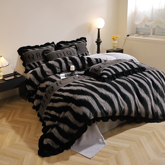 91家纺网 家纺一手货源 找家纺 席之家 2025新款韩版黑色花边美拉德系加厚皮草兔毛绒四件套 极简 灰