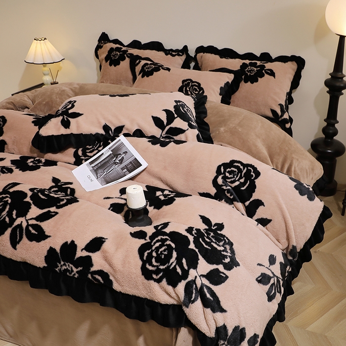 91家纺网 家纺一手货源 找家纺 席之家 2025新款韩版黑色花边美拉德系加厚皮草兔毛绒四件套 花笺