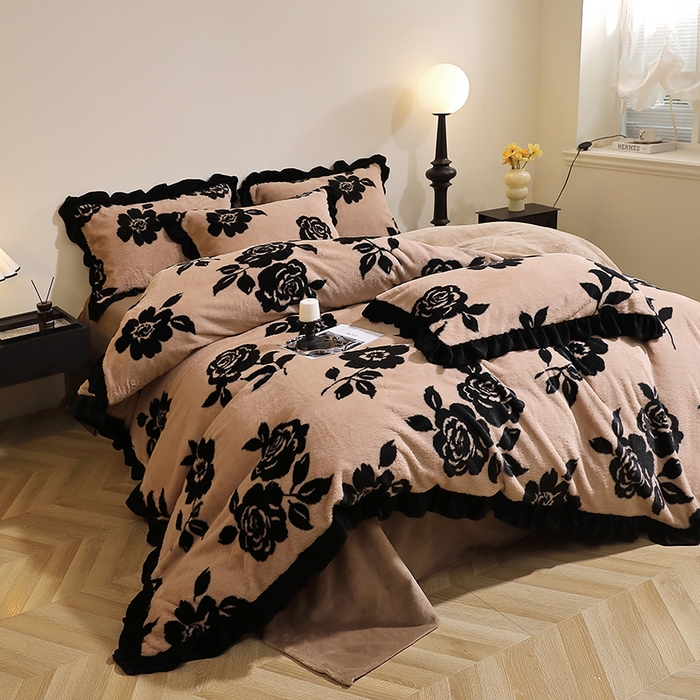 91家纺网 家纺一手货源 找家纺 席之家 2025新款韩版黑色花边美拉德系加厚皮草兔毛绒四件套 花笺