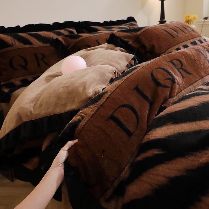 91家纺网 家纺一手货源 找家纺 席之家 2025新款韩版黑色花边美拉德系加厚皮草兔毛绒四件套 极简 咖