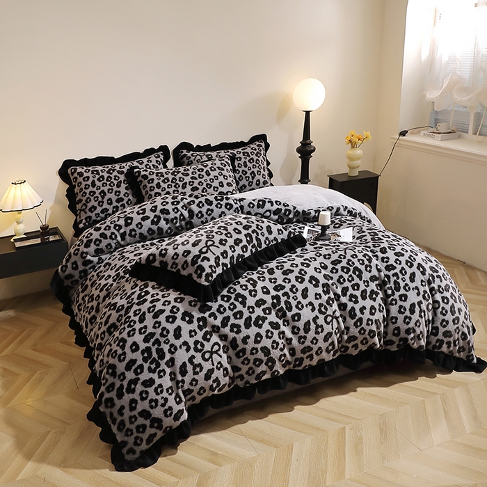 91家纺网 家纺一手货源 找家纺 席之家 2025新款韩版黑色花边美拉德系加厚皮草兔毛绒四件套 豹纹 灰