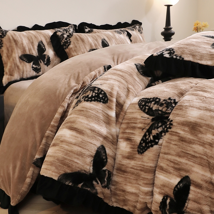 91家纺网 家纺一手货源 找家纺 席之家 2025新款韩版黑色花边美拉德系加厚皮草兔毛绒四件套 蝶舞