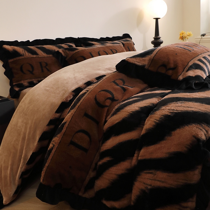 91家纺网 家纺一手货源 找家纺 席之家 2025新款韩版黑色花边美拉德系加厚皮草兔毛绒四件套 极简 咖