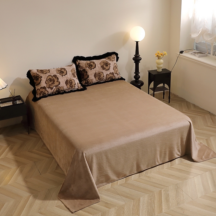 91家纺网 家纺一手货源 找家纺 席之家 2025新款韩版黑色花边美拉德系加厚皮草兔毛绒四件套 觅影